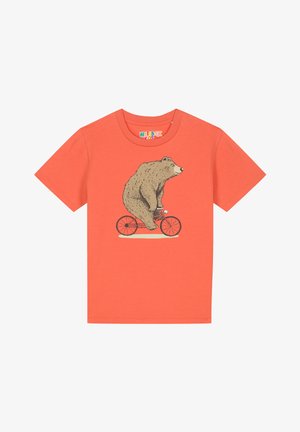 Koraalkleurig t-shirt met korte mouwen met een beer die op een rode fiets rijdt, met een gedetailleerde illustratie en een zachte textuur.