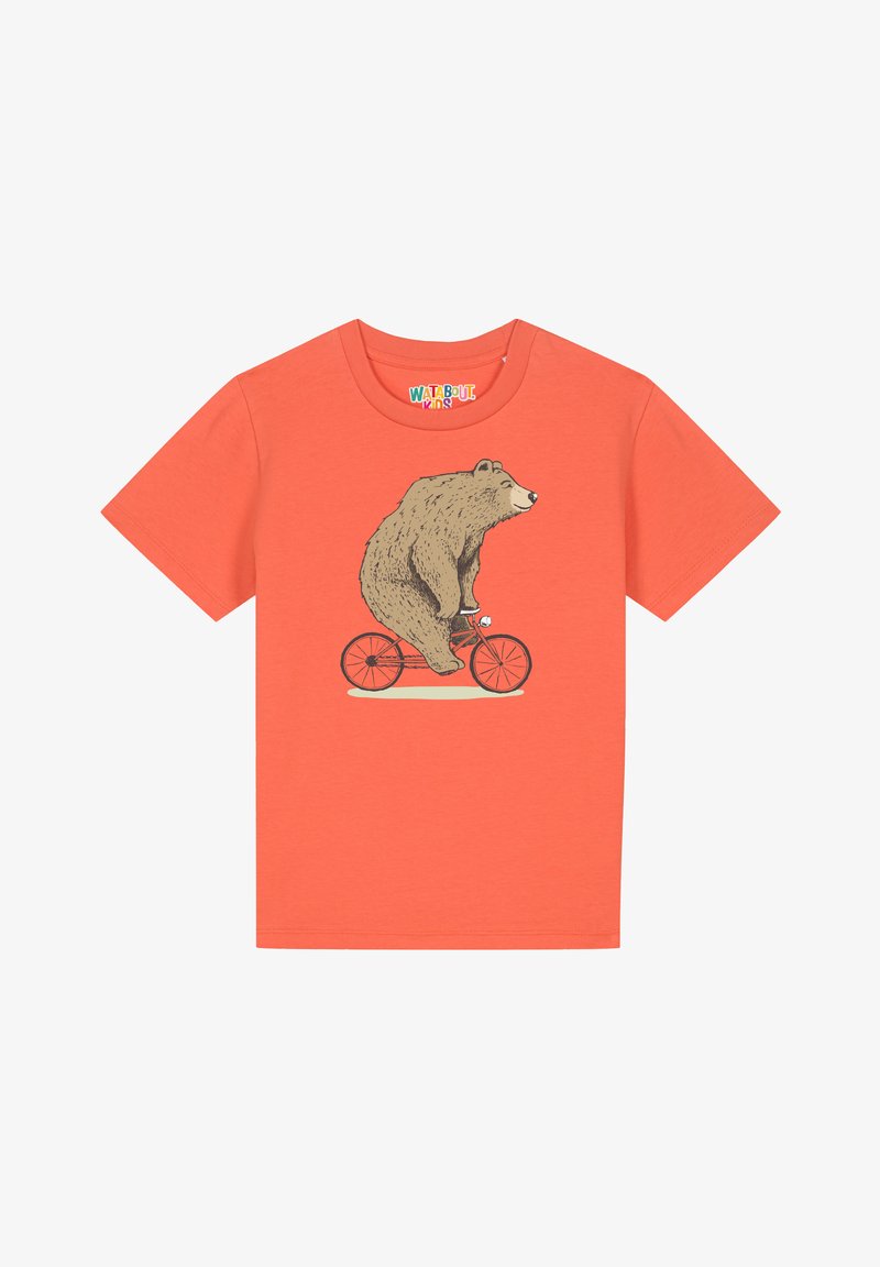 Koraalkleurig t-shirt met korte mouwen met een beer die op een rode fiets rijdt, met een gedetailleerde illustratie en een zachte textuur.
