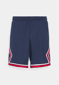 Marinblå shorts med elastisk midja, med röda och vita accentlinjer samt en dynamisk vinkelrät design på sidorna.