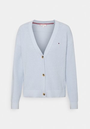Jasnoniebieski dziany kardigan z długimi rękawami, dekoltem w serek, trzema brązowymi guzikami oraz małym haftowanym logo na lewej stronie klatki piersiowej.