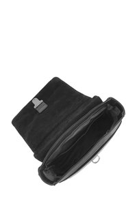 Schwarze Wildledertasche mit glatter Außenseite, ausgestattet mit einem Schnappverschluss und einem geräumigen Innenraum. Fein genähte Details und sichtbare Innenfächer.