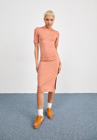 Nike Sportswear MIDI DRESS - Jerseyklänning - terra blush