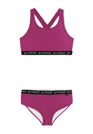 Paarse gestructureerde tweedelige meisjesbadpak met zwarte elastische banden bedrukt met het woord "protest" in wit.