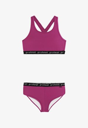 Paarse gestructureerde tweedelige meisjesbadpak met zwarte elastische banden bedrukt met het woord "protest" in wit.