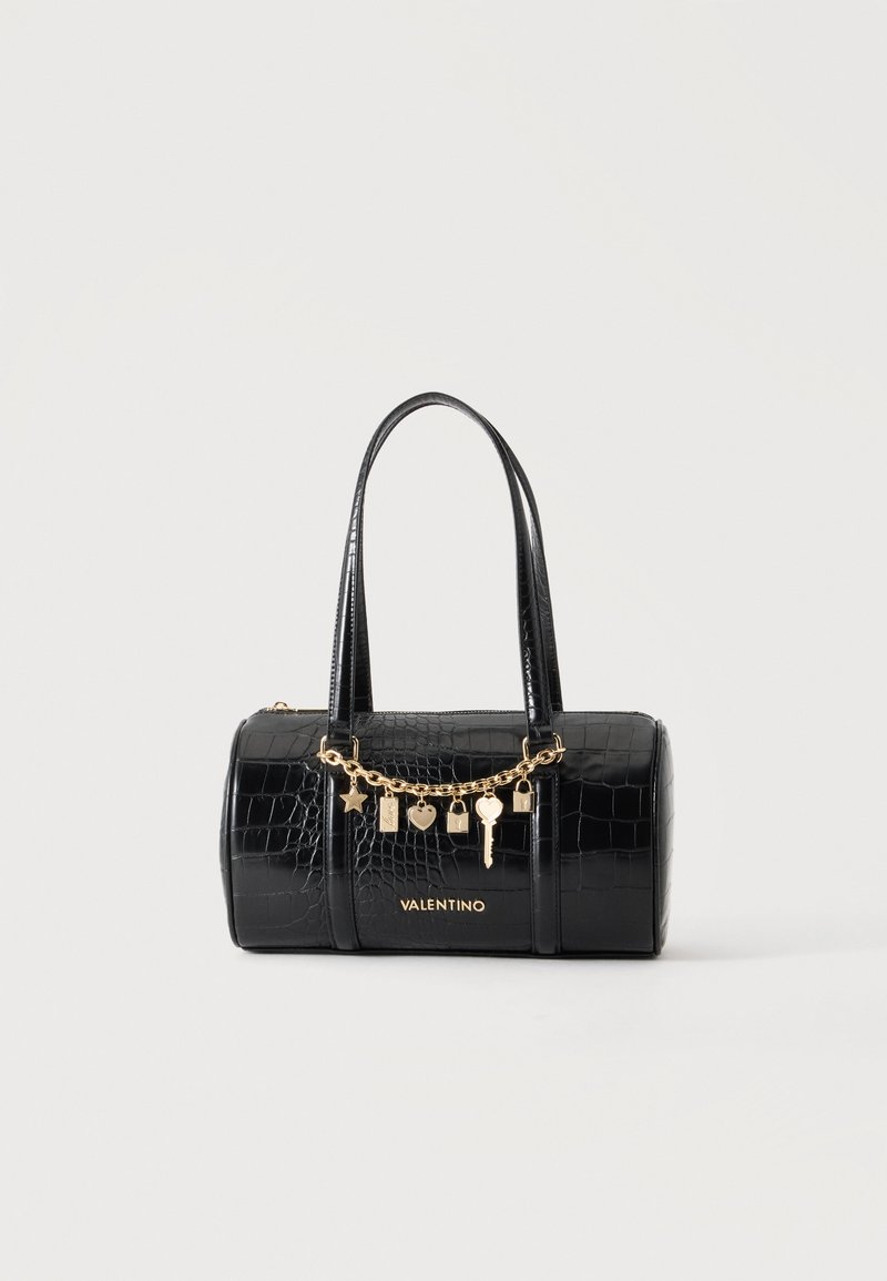 Μαύρη τσάντα Valentino από δερματίνη κροκό με διπλές λαβές και χρυσή αλυσίδα με φούντες σε σχήματα αστέρι, καρδιά, κλειδί και κλειδαριά.