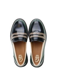 Mocasines de charol negro y verde con detalles en beige, textura lisa, puntera redondeada y un detalle decorativo recortado en la parte superior.