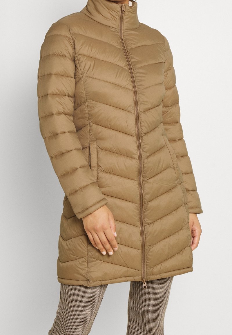 Brun pufferjacka med hög krage, vertikala sömmar och sidofickor, med dragkedjestängning och ett strukturerat tygmönster.