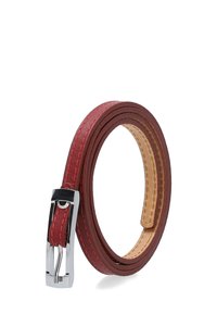 Czerwony skórzany pasek z kontrastowym beżowym ściegowaniem, z metalową klamrą w kolorze srebrnym i gładką teksturą. Projekt jest smukły i wąski.