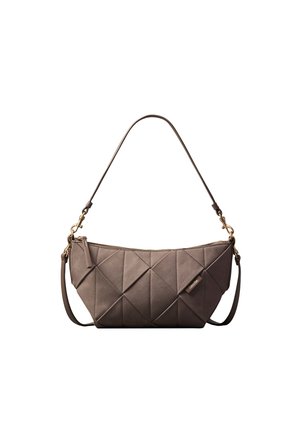 Sac à main matelassé marron avec fermeture éclair en haut, courte bandoulière et bandoulière longue amovible, présenté sur un fond blanc.