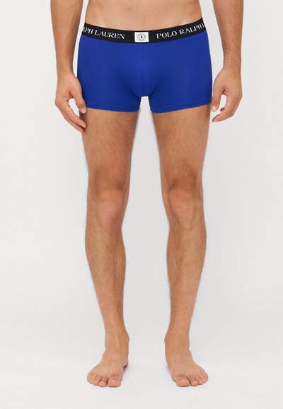 Kék pamut boxeralsó, fekete elasztikus derékpánttal, amelyen a "POLO RALPH LAUREN" logó látható. Testhez álló kialakítás, sima textúrával.