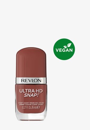 Revlon Ultra HD Snap! vegane braune Nagellackflasche mit silbernem Band und grünem veganem Zertifizierungslogo auf weißem Hintergrund.