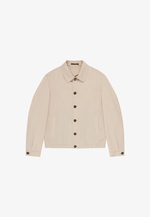 Beige jas met knopen en kraag, lange mouwen, twee voorzakken en knoopmanchetten, afgebeeld op een witte achtergrond.