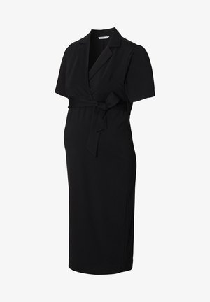 Schwarzes Umstandskleid mit kurzen Ärmeln, Wickeldesign und gebundenem Taillenband. Hergestellt aus weichem Stoff, bietet es einen knielangen Schnitt und eine subtile Textur.