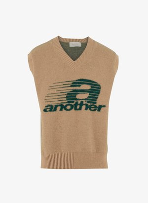 Beige ärmelloser Pullover mit V-Ausschnitt, ausgestattet mit einem dunkelgrünen grafischen Design und dem Text "another" in Fettdruck, aus weichem Strickmaterial.