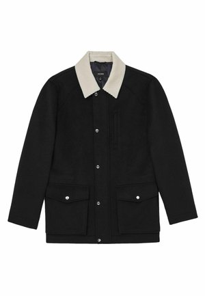 Schwarze Jacke mit einem Cordkragen, Druckknöpfen vorne, zwei Brusttaschen und zwei unteren Klapptaschen. Weiche Textur, modernes Design.