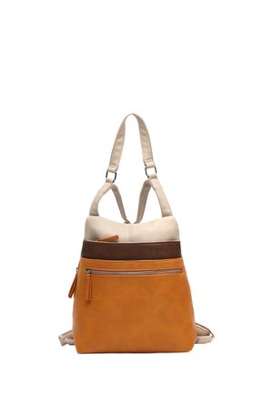 Læderrygsæk med beige, brune og orange paneler. Udstyret med justerbare stropper, frontlomme med lynlås og en tekstureret overflade.