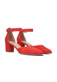 Rode suède blockhak schoenen met een enkelbandje, met een smalle punt en een gladde textuur. De hak is kort en vierkant.