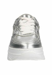 Silberne metallische Sneaker mit weißen Schnürsenkeln und dicker weißer Sohle, von der Vorderansicht vor einem weißen Hintergrund gezeigt.