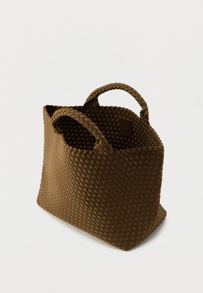 Πλεκτή καφέ τσάντα χειρός με στρογγυλεμένες λαβές, που διαθέτει δομημένο σχέδιο και ανθεκτική υφή. Λείο εσωτερικό και επίπεδη βάση για σταθερότητα.