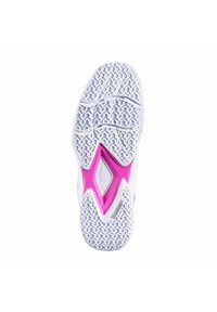Suela de zapatilla deportiva blanca con una superficie de goma texturizada, acento rosa en la sección media y un intrincado patrón de taco para tracción.