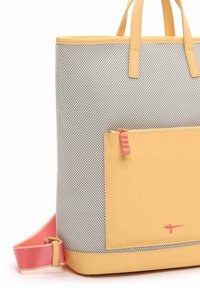 Bolsa de mano con un cuerpo de malla gris texturizada, ribete sintético amarillo y un tirador de cremallera rosa. Presenta dos asas amarillas y una correa ajustable rosa.