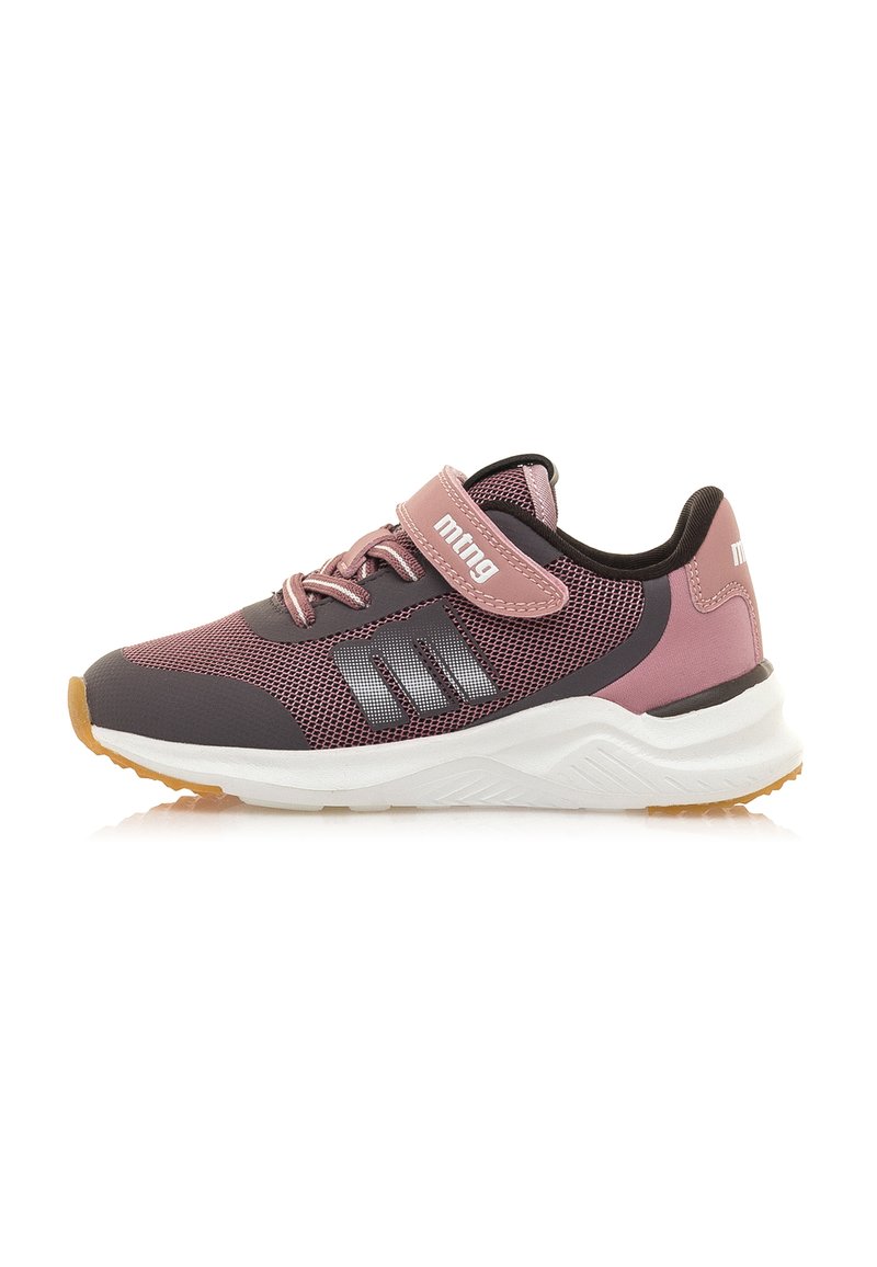 Scarpe sportive di colore grigio scuro e rosa con tomaia in rete, cinturino regolabile e suola in gomma. Presentano dettagli in argento e motivi testurizzati.
