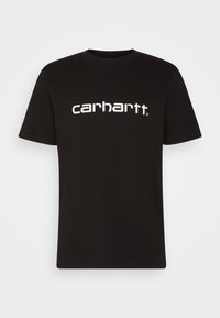 Schwarzes T-Shirt mit kurzen Ärmeln und dem weißen "Carhartt"-Logo, das zentral auf der Brust platziert ist, vor einem schlichten hellen Hintergrund präsentiert.