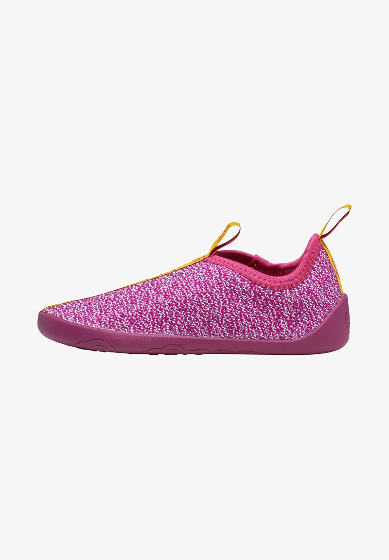 Bottines violettes à enfiler avec un dessus en tricot texturé présentant un motif ponctué de rose et de blanc, terminées par un accent jaune et une languette.