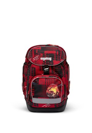 Rot-schwarzer Rucksack mit Muster, reflektierendem Streifen, vorne mit Feuerwehrauto-Design und "ergobag"-Logo auf der oberen Klappe.