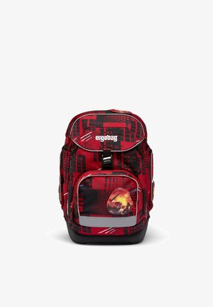 Rot-schwarzer Rucksack mit Muster, reflektierendem Streifen, vorne mit Feuerwehrauto-Design und "ergobag"-Logo auf der oberen Klappe.