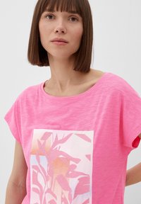 s.Oliver MIT STICKEREI - T-shirt imprimé - pink