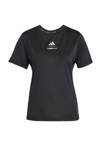 Sort kortærmet atletisk T-shirt lavet af fugtabsorberende stof. Har en rund halsudskæring med et logo på brystet og sømme på siden.