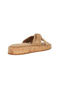Tan suède slipper sandalen met een gedraaid bandontwerp, kurken plateauzool en geavanceerde details op de basis; afgeronde voorkant.