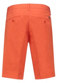 Shorts en coton orange avec une texture lisse, deux poches arrière avec fermetures à bouton et une petite étiquette de marque sur le côté droit.