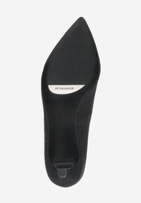 Escarpin noir à bout pointu avec un dessus texturé, une semelle lisse et une plaque logo décorative. Caractérisé par une silhouette élancée et un design élégant.