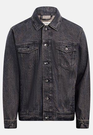 Mørkt, vasket sort denimjakke med knapper foran, to brystlommer med knapklapper og klassisk krave.