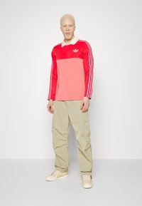 adidas Originals ADICOLOR 70S - Hosszú ujjú felső - better scarlet