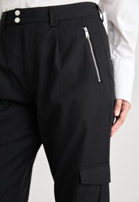 Tommy Jeans MR PANT - Oldalzsebes nadrágok - black
