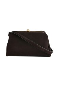 Geantă din suede maro închis, cu o formă structurată, închidere cu clapetă auriu și curea detașabilă. Textură netedă, fără modele vizibile.