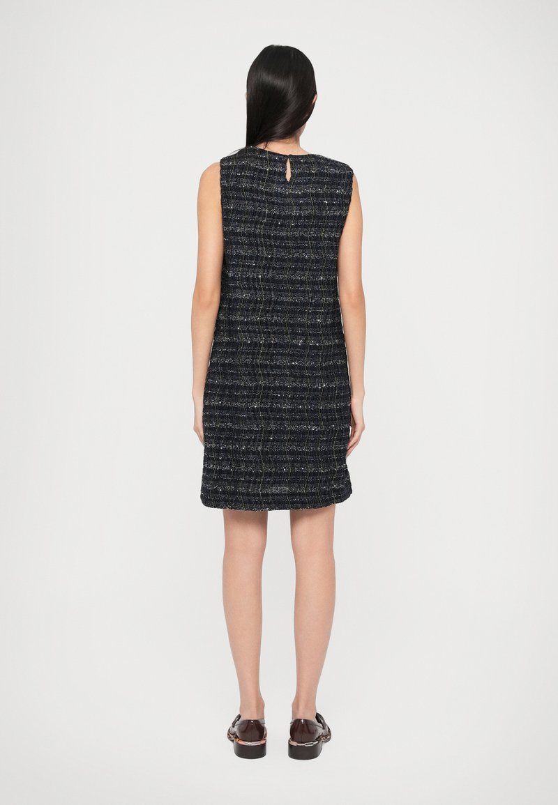 Ärmelloses, knie-langes Kleid aus dunkelblauem, strukturiertem Stoff mit mehrfarbigen Fäden. Es verfügt über einen runden Ausschnitt und ein Schlüssellochdetail im Rücken.