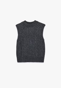 Pull en tricot sans manches gris avec un col ras du cou côtelé et un motif cablé texturé sur l'ensemble du corps. Tissu doux avec une apparence cocoon.