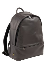 Zaino in pelle grigio scuro con texture liscia, forma arrotondata e chiusura con doppia cerniera. Caratterizzato da spallacci imbottiti e regolabili e tasca frontale.