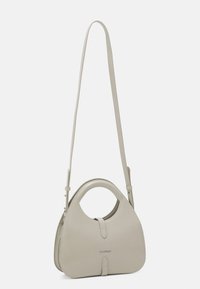 Jasnoszara skórzana torba na ramię z zaokrąglonym górnym uchwytem, odpinanym paskiem i usztywnionym kształtem. Charakteryzuje się minimalistycznym wzornictwem i czystymi liniami.