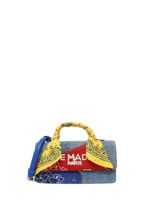 Borsa patchwork in denim con motivi bandana rossi e blu, manico avvolto in bandana gialla e tracolla blu, ricamata con "PARIS".