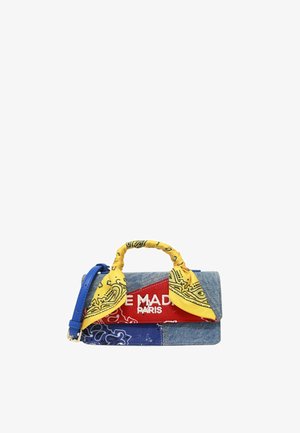 Bolso de parches de denim con patrones de bandana roja y azul, asa envuelta en bandana amarilla y correa de hombro azul, bordado con "PARÍS".