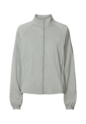 Chaqueta gris claro con cremallera, cuello alto, puños elásticos y bolsillos laterales con cremallera, diseñada para uso casual.