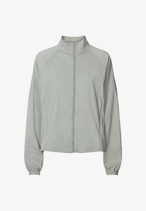 Chaqueta gris claro con cremallera, cuello alto, puños elásticos y bolsillos laterales con cremallera, diseñada para uso casual.