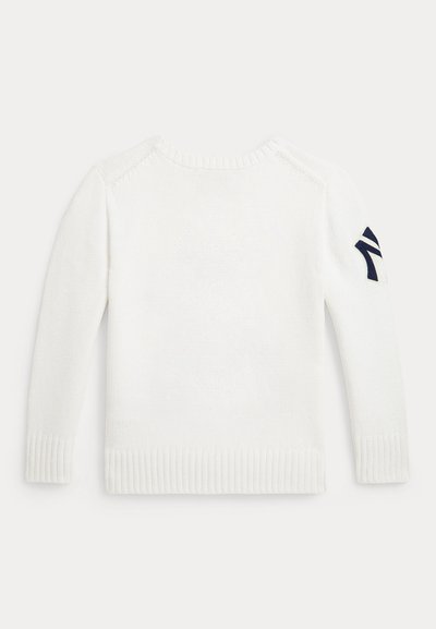 Bel bel predelan beli pulover z dolgimi rokavi, z rebrastimi manšetami in robom, na zgornjem levem rokavu pa temno modra logotipna nalepka.