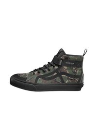 Sneaker alta in motivo camouflage, con suola in gomma nera, tessuto texturizzato e cinturino regolabile per una vestibilità sicura.
