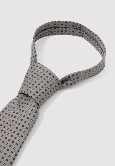 Cravat gri cu un model de diamante în albastru și alb, realizată dintr-un material texturat; are un guler lat și un nod triunghiular clasic.